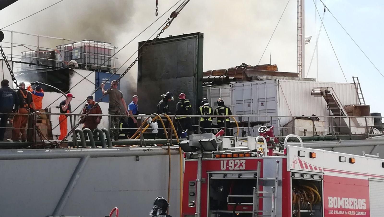 Incendio de un barco en el Puerto de La Luz. (Spplblaspalmas)