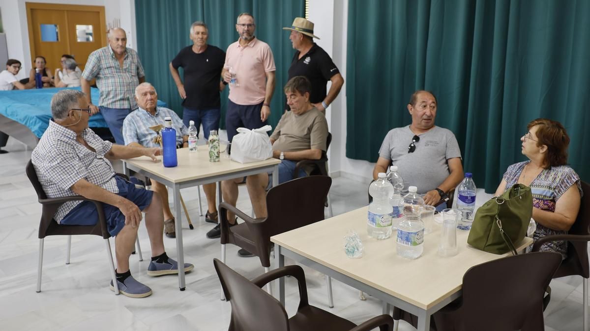 Vecinos de El Madroño trasladados al Centro de Participación Activa de El Castillo de las Guardas.