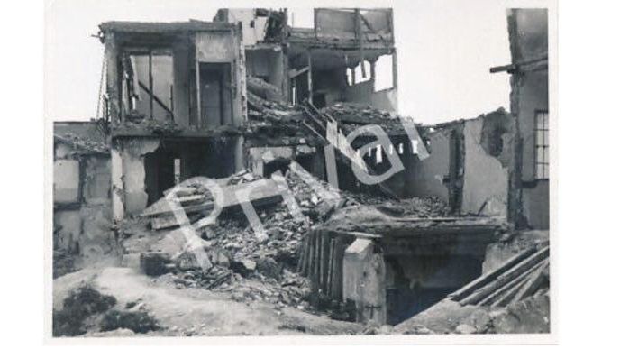 Fotografía de una casa de Gernika derruida en el bombardeo a la venta en eBay de Alemania