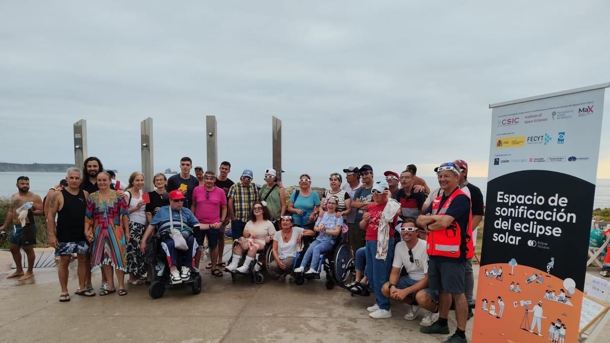 Alrededor de un centenar de personas con diversas discapacidades ha vivido en la playa de Valdearenas, en Liencres (Piélagos), el eclipse total de sol: "Impactante", "genial" y "emocionante", han sido algunos de los calificativos que han dicho desde este colectivo, que ha disfrutado de este acontecimiento gracias a un espacio habilitado por el Gobierno autonómico a la entrada de la playa.