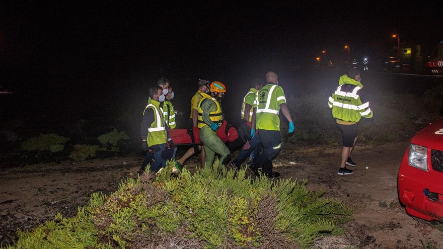 El personal del servicio de emergencias transporta el cuerpo de una de las personas auxiliadas en Órzola, Lanzarote