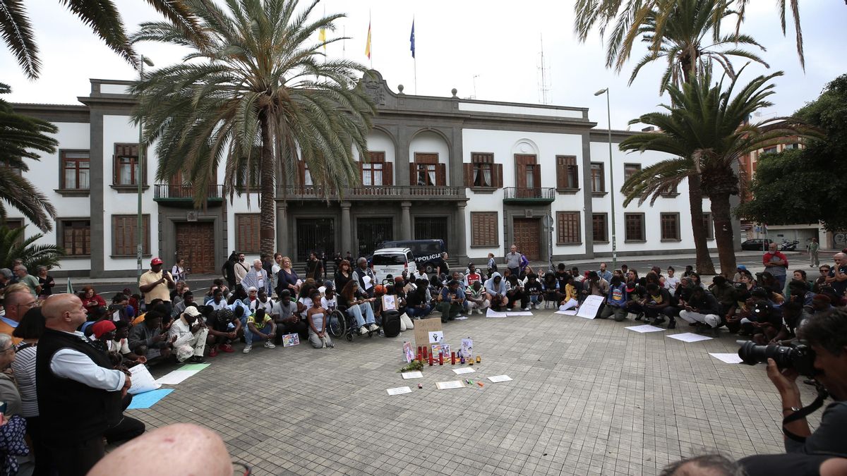Concentración frente a la delegación del Gobierno en torno a un altar dedicado al joven gambiano abatido a tiros por la Policía el pasado sábado 17 de mayo en el aeropuerto de Gran Canaria.