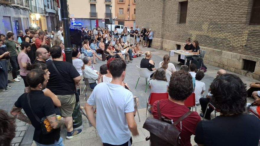 Un momento de la asamblea del Sindicato de Inquilinas de Zaragoza, celebrada en la plaza de San Pablo de la capital aragonesa, el 28 de septiembre de 2026