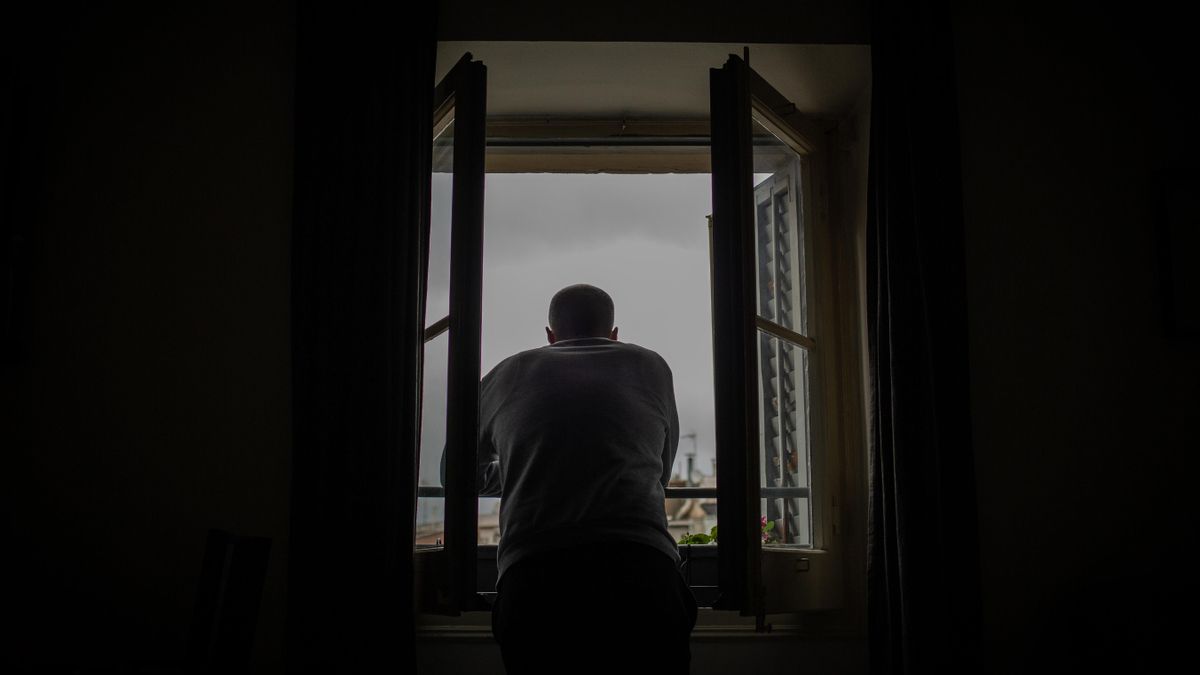 Una persona se asoma a su ventana.
