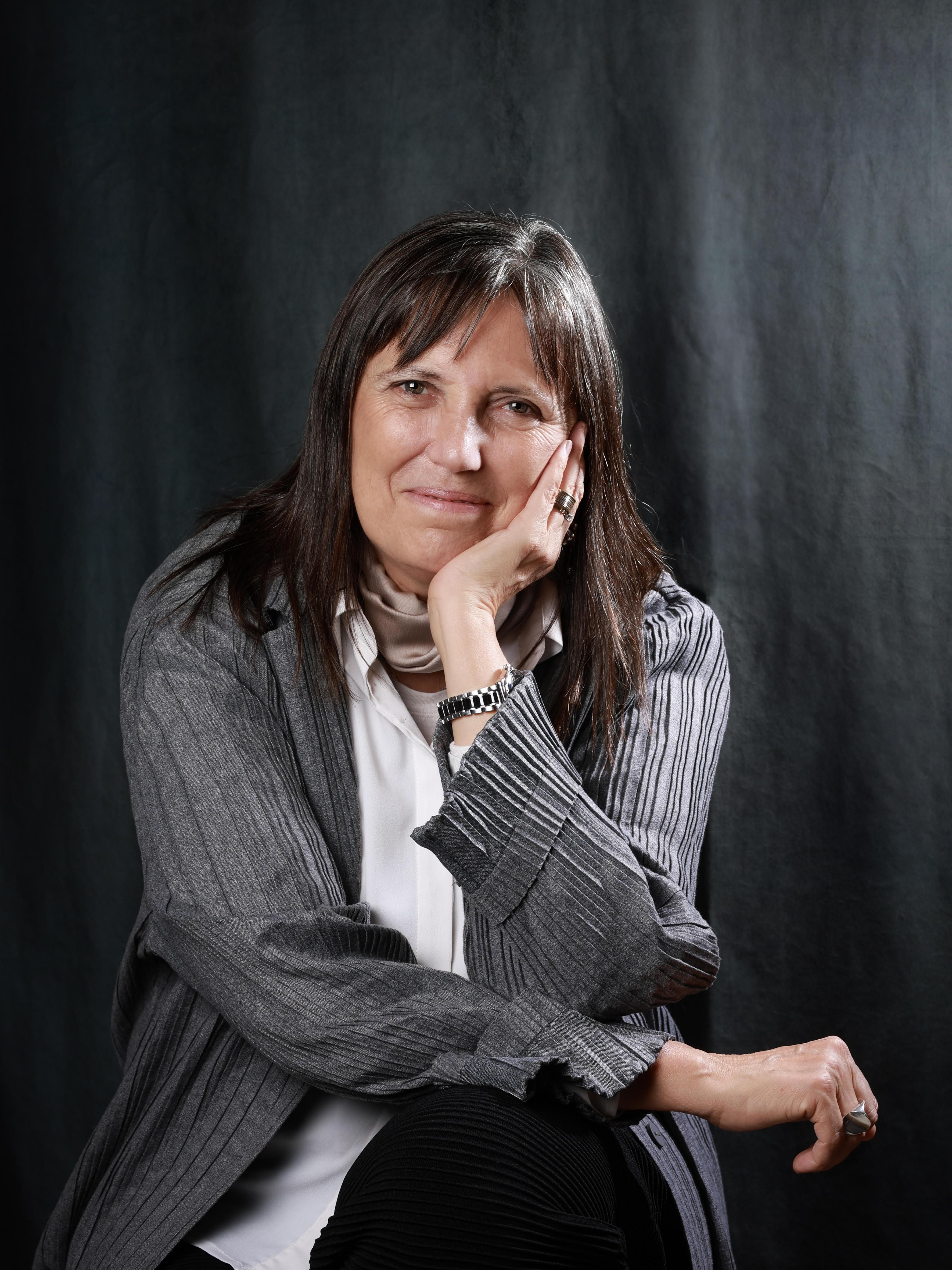 Entre otros interrogantes que propone "El canto invisible", la autora se pregunta por aquellas inquietudes de las generaciones más jóvenes que no han sido escuchadas o resueltas por la política.