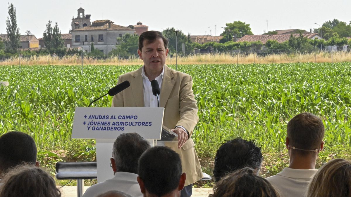 El presidente de la Junta de Castilla y León, Alfonso Fernández Mañueco, en su visita a una explotación agraria y ganadera.