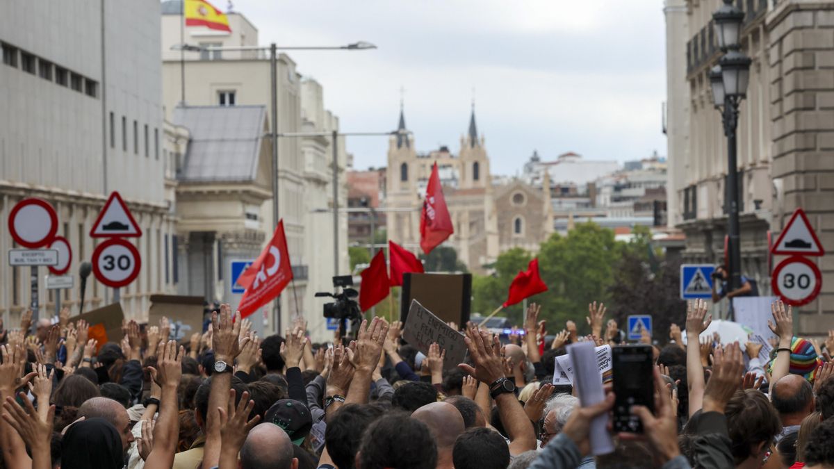 Un grupo de manifestantes congregado a las puertas del Congreso de los Diputados donde este viernes se debate y vota los decretos de vivienda del Gobierno.