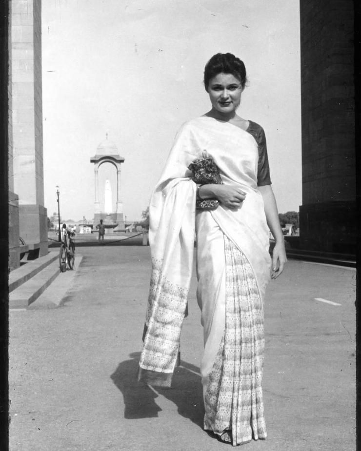 Gloria Steinem, a los 23 en la India, en busca de Mahatma Gandhi, guiada por mujeres de ese país.