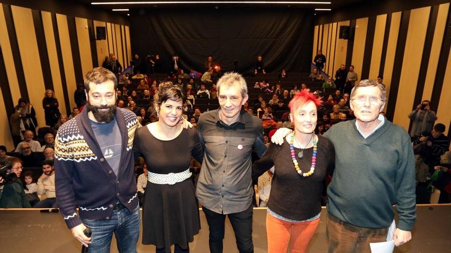 La coordinadora general de Podemos Andalucía, Teresa Rodríguez (2I); la candidata castellana y leonesa Pilar Salán y el secretario general de Podemos de Valladolid, Daniel García (I), participan en un acto público de presentación de la lista 'Podemos en Movimiento' al Consejo Ciudadano, / Rubén Cacho / ICAL