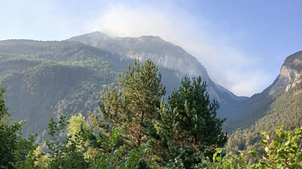 Incendios en el Pirineo aragonés: el fuego en el Ibón de Plan sigue activo y el de Jánovas permanece estabilizado