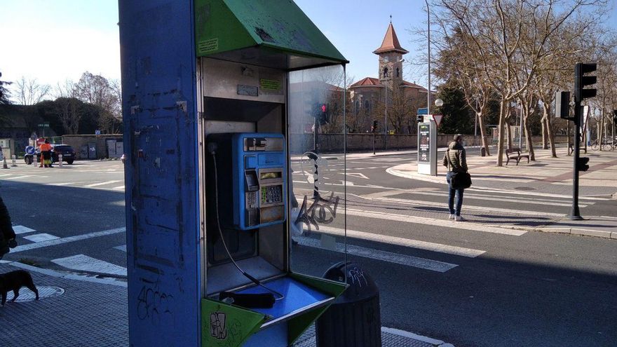 Cabina de teléfono en la calle México de Vitoria