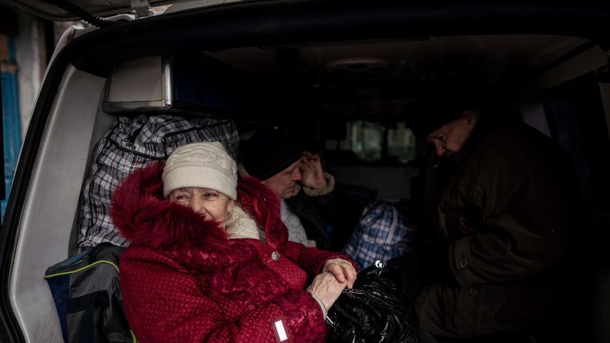 Huida de Bajmut bajo el fuego ruso que no cesa: "No me creo que esté vivo"