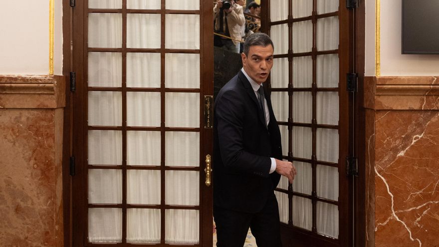 Sánchez trata de encajar el golpe del 'caso Koldo' sin plan aún para retomar el rumbo