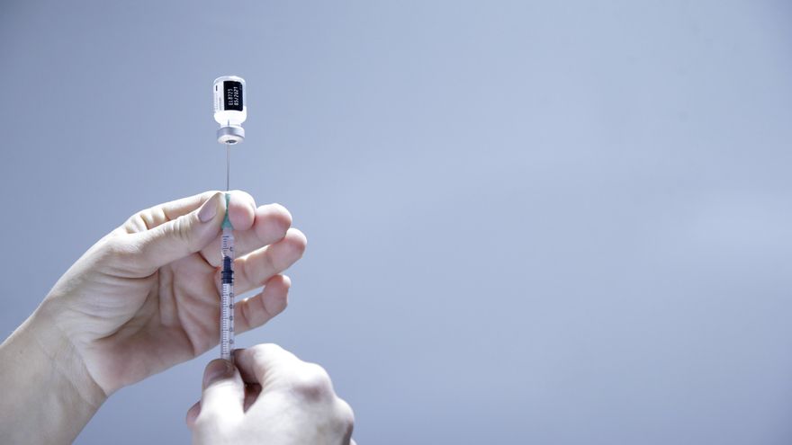 Vista de una dosis de la vacuna de Pfizer/BioNTech contra la covid-19. EFE/Andrej Cukic/Archivo