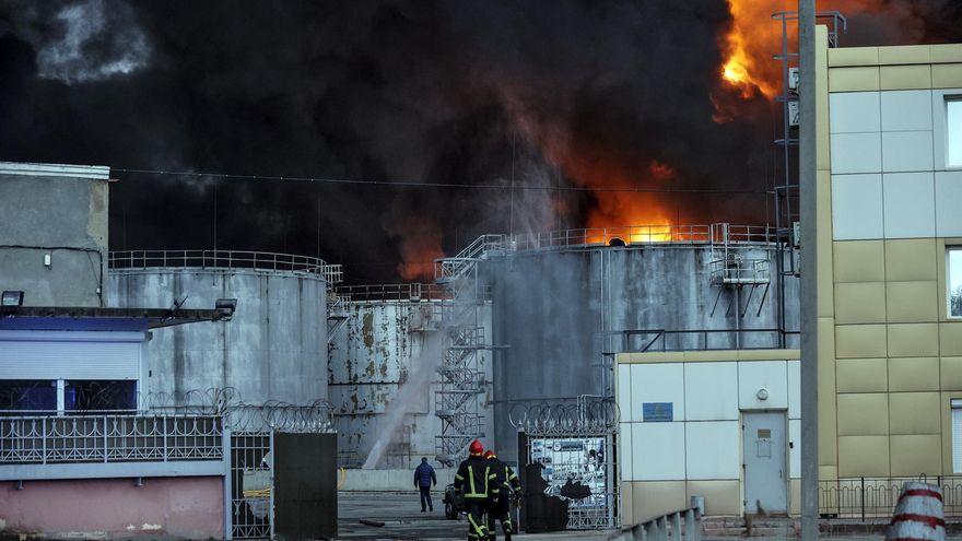 Tres columnas de humo se elevan en lugar donde se encuentra una refinería de petroleo en la ciudad ucrania de Odesa, después de que se escucharan fuertes explosiones sobre las seis de la mañana hora local. En la imagen los bomberos trabajan en la extinción del fuego.