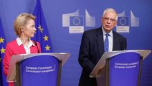 La presidenta de la Comisión Europea (CE), Ursula von der Leyen (i), y el alto representante de la UE para la Política Exterior, Josep Borrell (d).