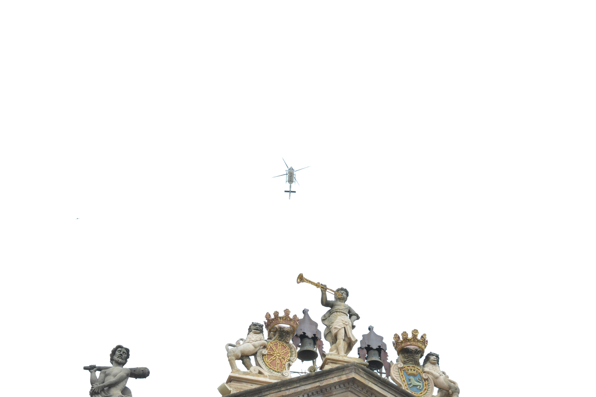 Un helicóptero de la Policía Nacional controla desde el aire el aforo de la plaza del Ayuntamiento