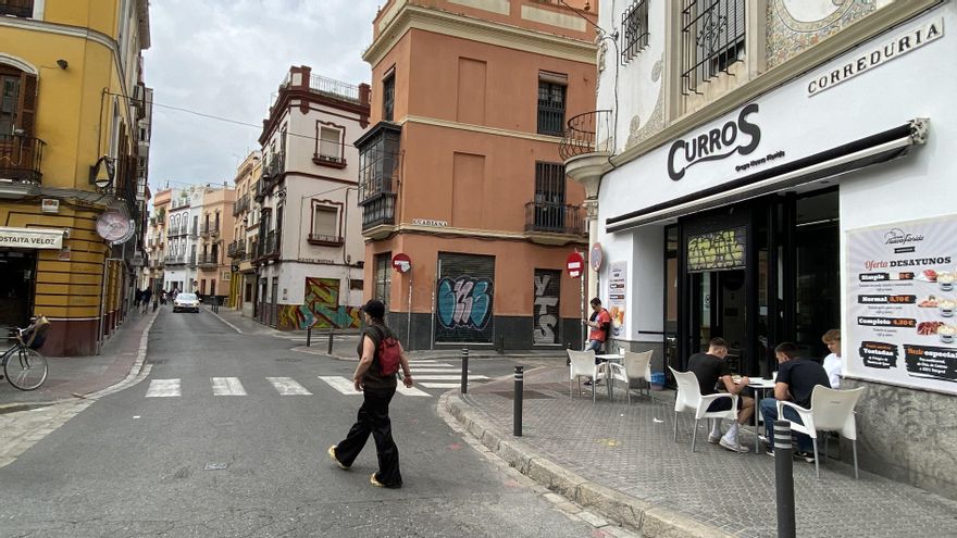Inicio de la calle Correduría en su esquina por Feria, por donde no pasará la Macarena.