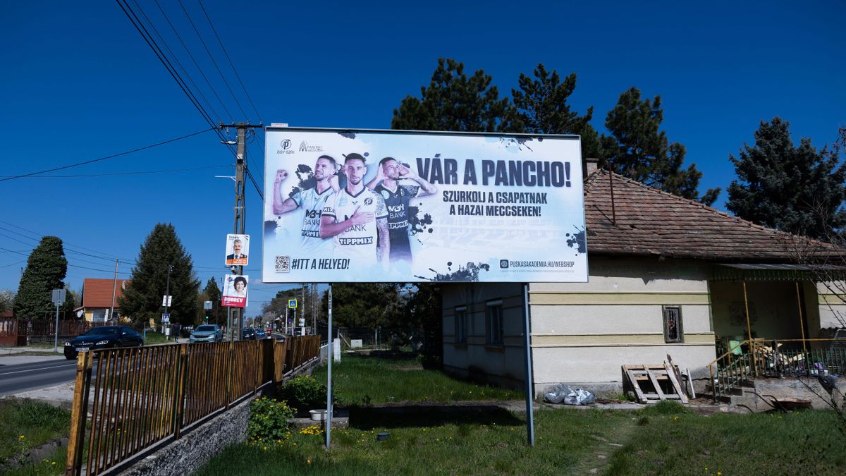 Cartel del Puskás Akademia FC a la entrada de Felcsút.