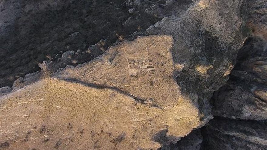 Fotografía realizada con un vuelo de dron donde se puede ver el yacimiento y el cañón de Los Almadenes.