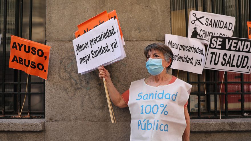 Una mujer vistiendo una camiseta representativa de la protesta y levantando pancartas, durante una concentración frente a la Consejería de Sanidad, a 10 de junio de 2021, en Madrid, (España). Convocada por el sindicato Mats (Movimiento Asambleario de Trabajadores de Sanidad), la concentración tiene como objetivo protestar contra los cierres de Centros de Salud y Servicios de Urgencias de Atención Primaria leer más (SUAP) contemplados en el denominado 'plan de mejora de la Atención Primaria' del gobierno de la Comunidad de Madrid.
