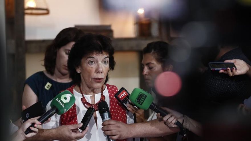 La ministra de Educación en funciones Isabel Celaá, tras la reunión que ella y el presidente del gobierno y líder del PSOE, Pedro Sánchez, han mantenido con organizaciones del tercer sector, de la comunidad educativa y de la España despoblada.