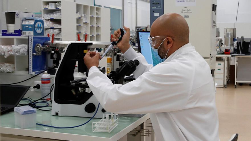 Un investigador trabaja en un laboratorio de la farmaceútica Sanofi en Marcy-l'Etoile, Francia. EFE/EPA/GONZALO FUENTES/Archivo