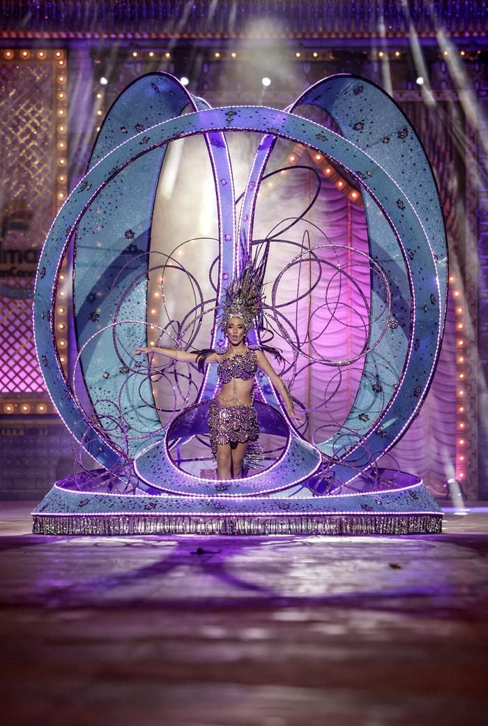 La candidata Lola Rodríguez, con la fantasía "La Vida es Bella", durante la gala de elección de la Reina. EFE/Ángel Medina G.