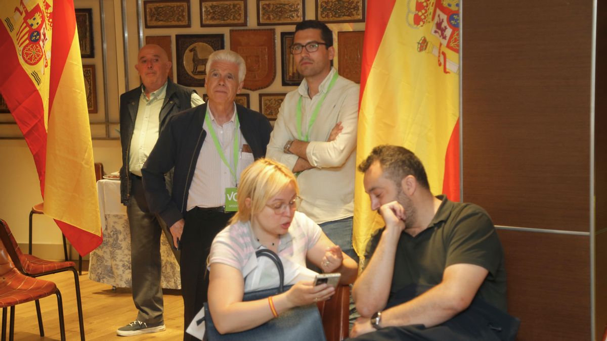 Ambiente en la sede  de VOX en Córdoba viendo el escrutinio