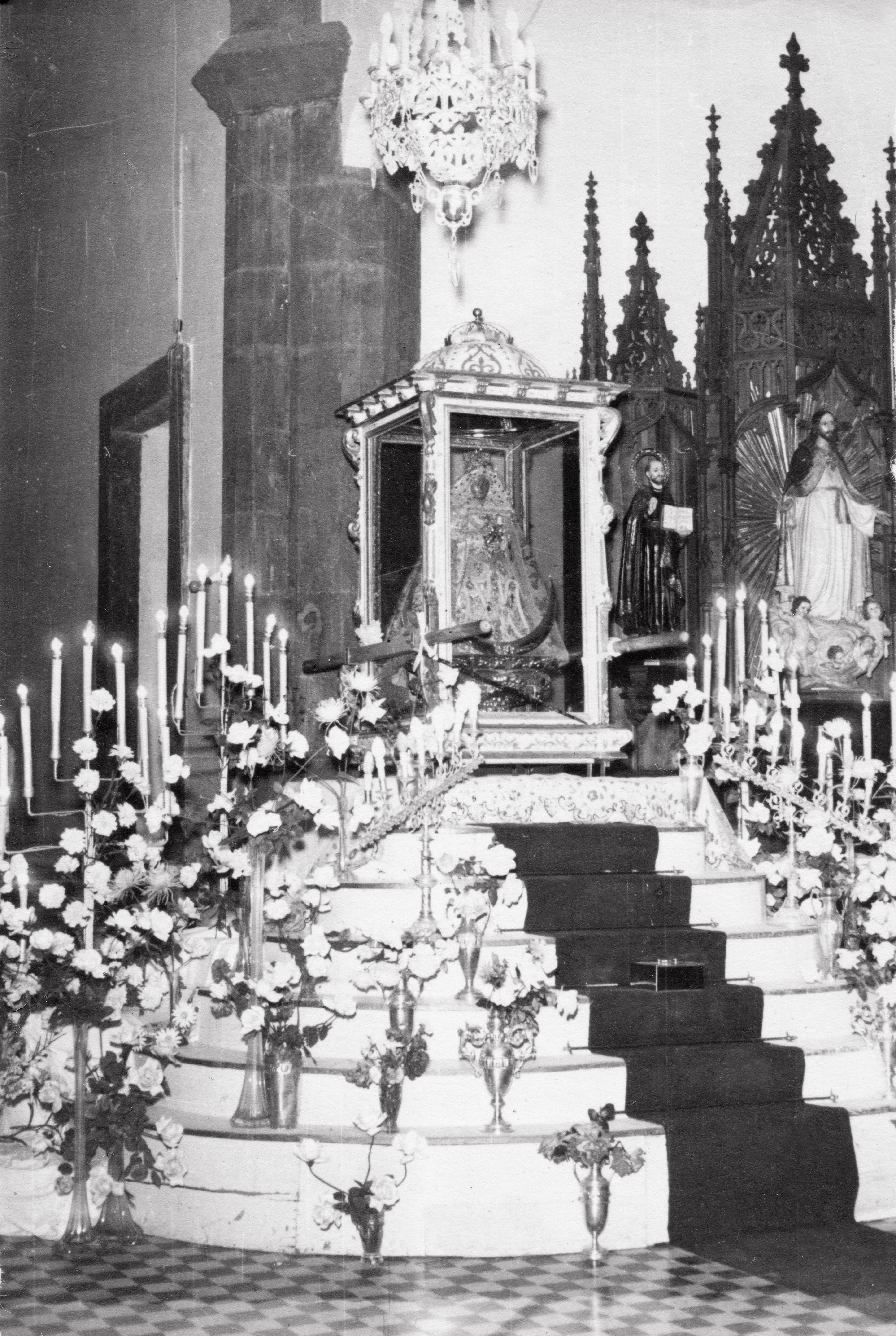 Virgen de las Nieves en el interior del templo parroquial de Ntra. Sra.de Bonanza junto
a las imágenes de San Ignacio de Loyola y el Sagrado Corazón de Jesús. Archivo
FotosElPaso.