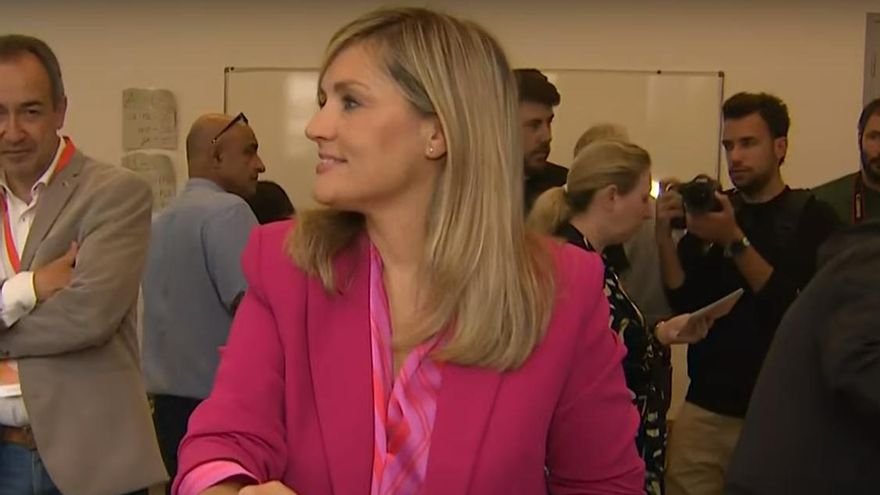 La portavoz de Ciudadanos, Patricia Guasp, ejerce su derecho al voto este domingo.