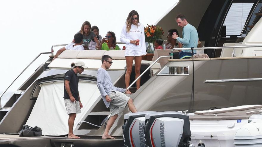 Laura Matamoros durante una vacaciones en un yate en Ibiza