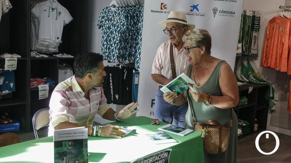 Toni Cruz presenta su nuevo libro: "La semana más larga" en la tienda del Córdoba CF