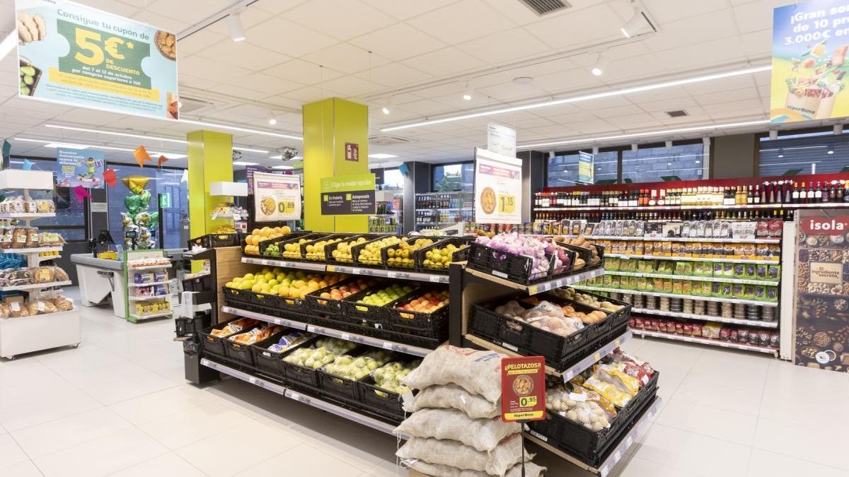 La tienda cuenta con secciones de frescos como frutería y panadería.