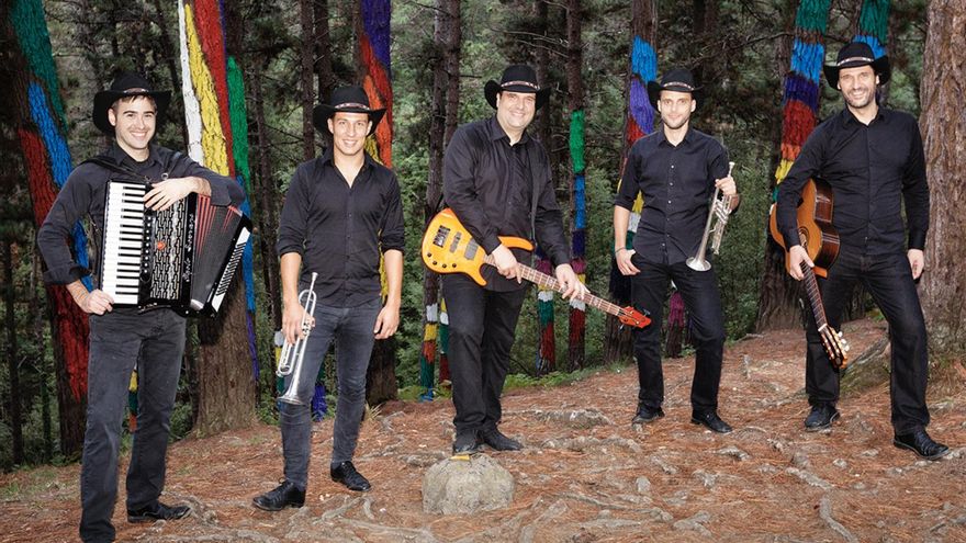 El Gobierno de Cantabria contrata un grupo musical de cinco hombres para actuar en el acto institucional por el 8M