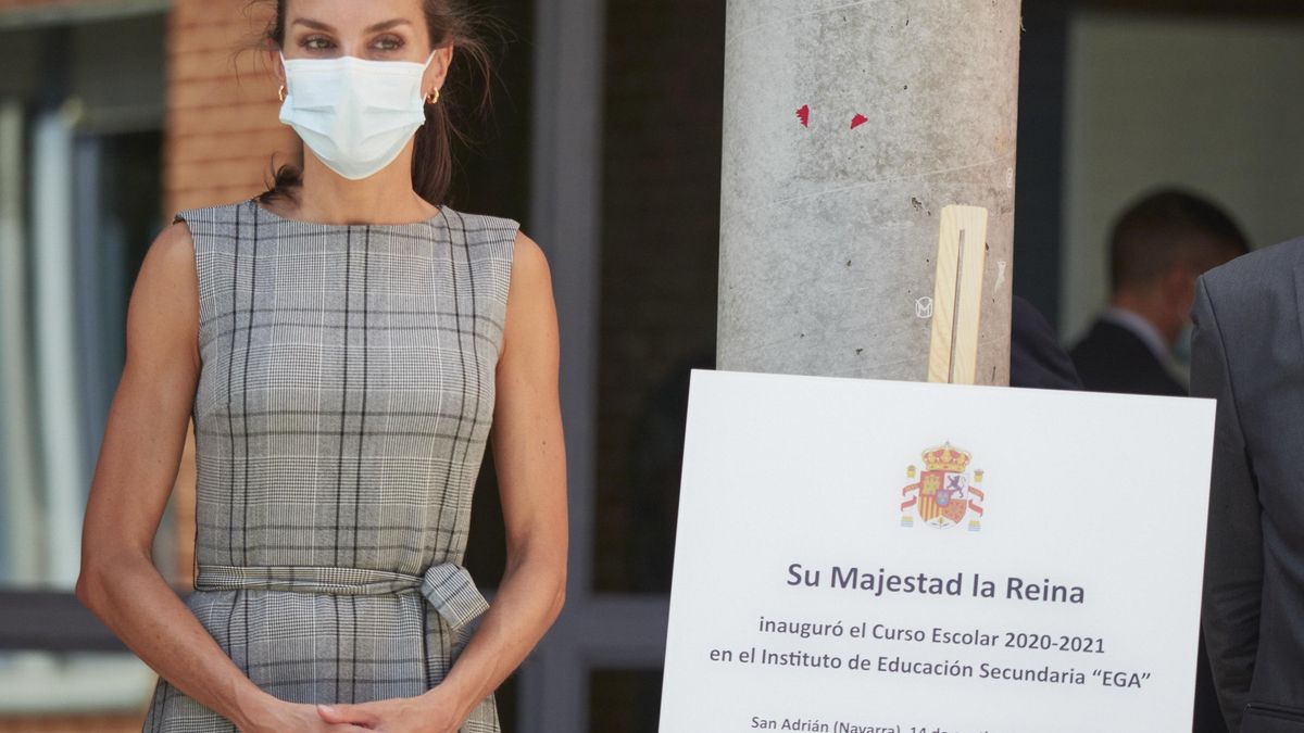 Archivo - La Reina Letizia junto a un cartel que anuncia que inaugura el curso escolar 2020-2021 en Navarra en el colegio infantil CEIP Ntra. Sra. del Patrocinio, en Milagro, Navarra (España), a 14 de septiembre de 2020.