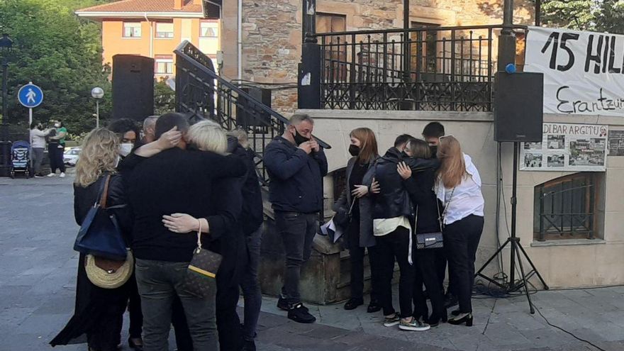 Adiós entre lágrimas en Zalla al trabajador sepultado que ya nadie buscará en el vertedero de Zaldibar: “Joaquín está en nosotros”