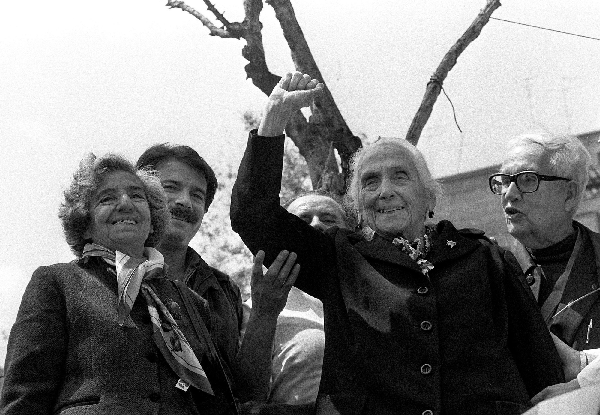 Imagen de archivo de Dolores Ibárruri, La Pasionaria, saludando puño en alto. EFE