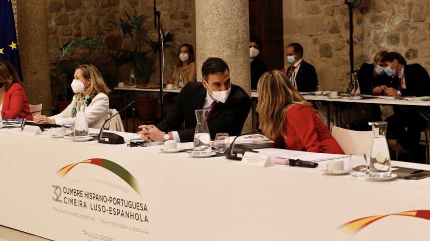 El presidente del Gobierno, Pedro Sánchez y la vicepresidenta segunda y ministra de Trabajo y Economía Social, Yolanda Díaz, mantienen una conversación en la XXXI Cumbre Hispano-Portuguesa, a 28 de octubre de 2021, en Trujillo, Cáceres, Extremadura (Españ