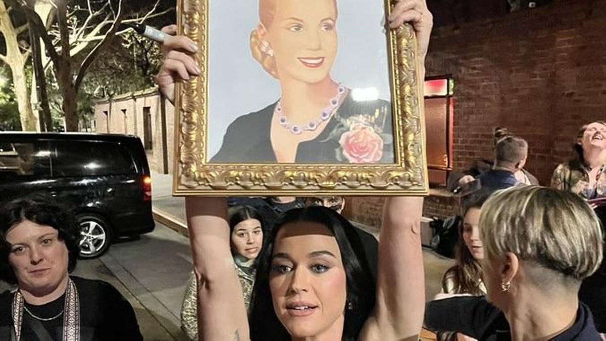 Katy Perry contenta con su cuadro de Eva Perón.