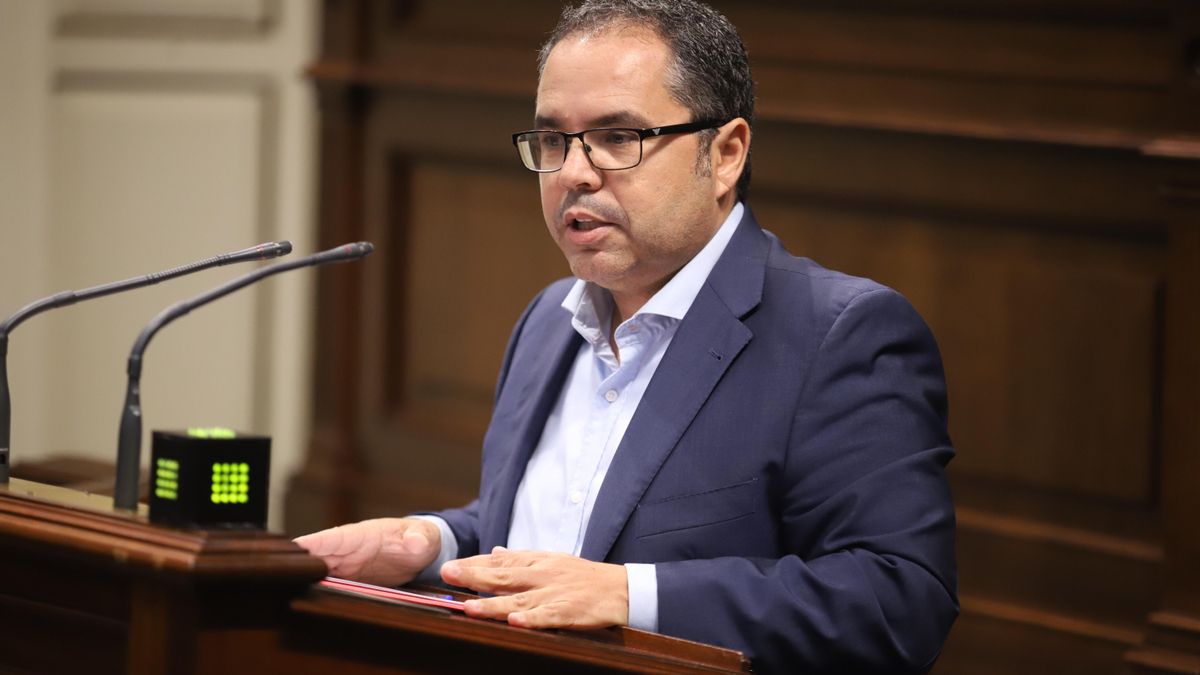 Gustavo Santana, en el Parlamento canario.