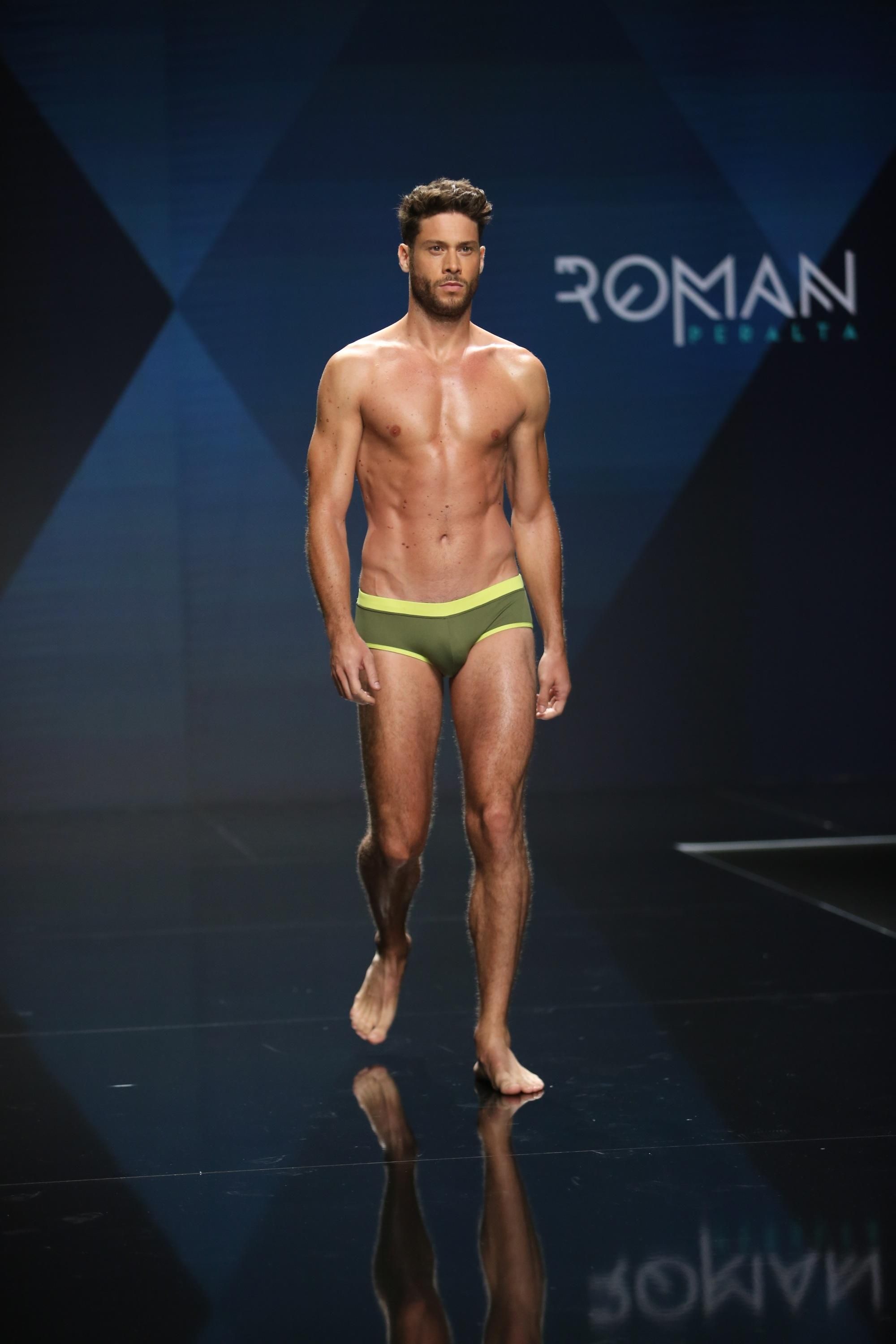 Desfile de baño de Moda Cálida. Firma Román Peralta