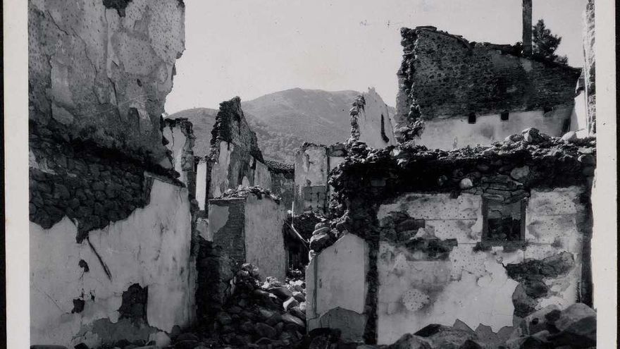 "Calle de la población con sus edificios incendiados por los rojos".