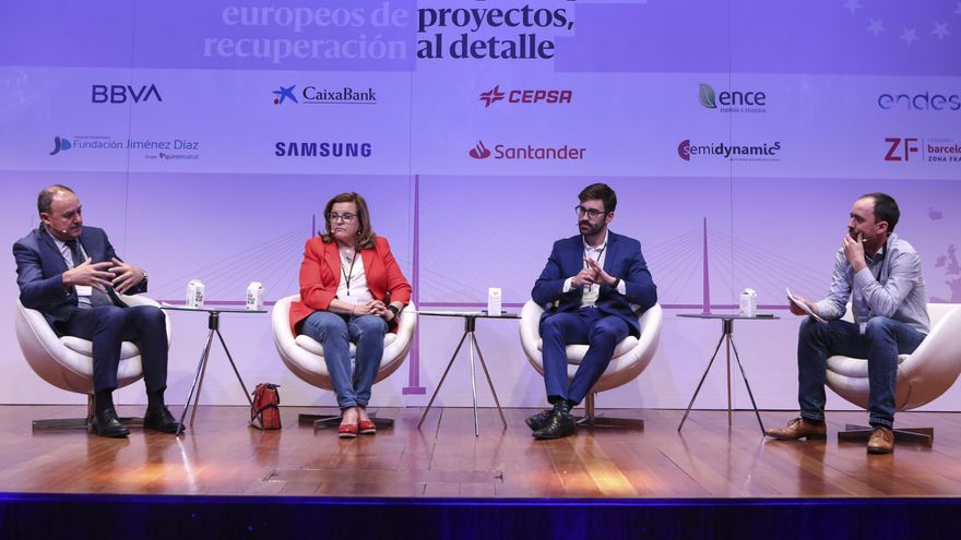 Rafael González Sánchez, director General de Generación de Endesa; María Luisa Castaño, de Ciemat, experta en investigación energética de la red de los #100 de Fundación Cotec; y Joan Groizard, director del IDAE. La mesa fue moderada por Antonio M. Vélez, jefe de sección de Economía de elDiario.es.