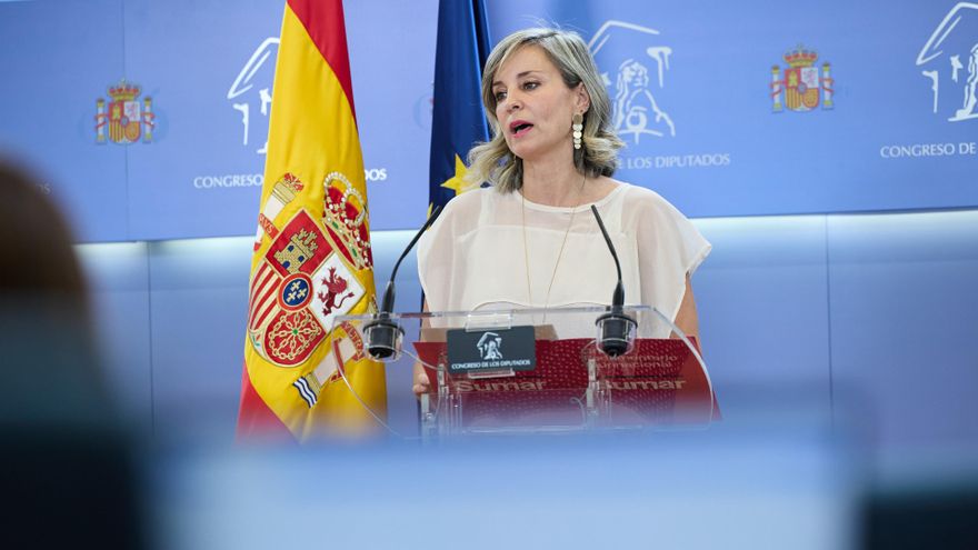 La portavoz de Sumar en el Congreso, Verónica Martínez, durante una rueda de prensa anterior a la Junta de Portavoces, en el Congreso de los Diputados, a 24 de junio de 2025, en Madrid (España).