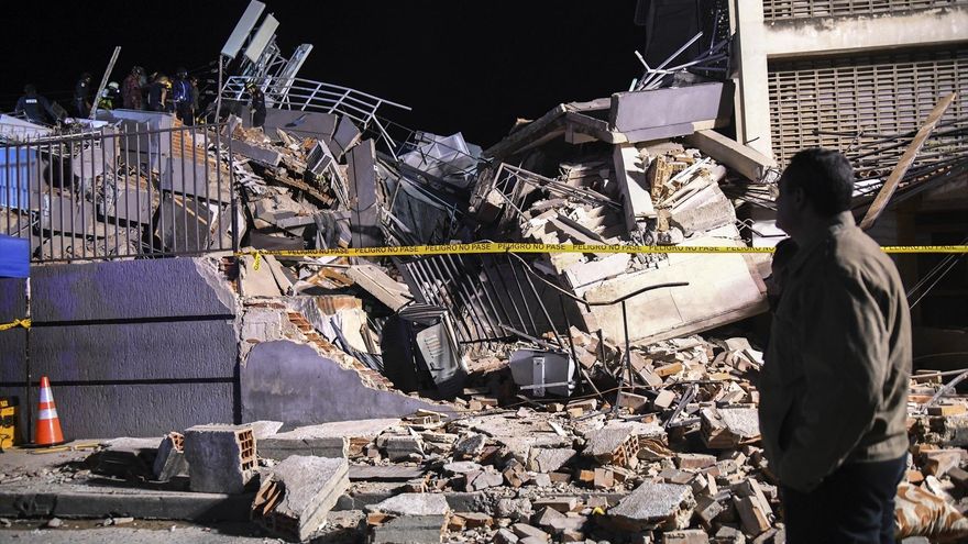 Edificio en ruinas, en Caracas, tras el terremoto que afectó a Venezuela y otros territorios del Caribe el jueves 25 de junio.