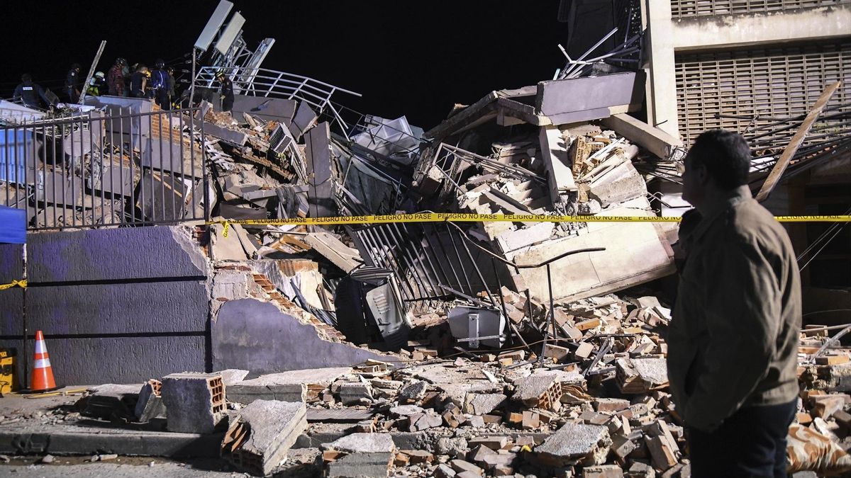 Edificio en ruinas, en Caracas, tras el terremoto que afectó a Venezuela y otros territorios del Caribe el jueves 25 de junio.