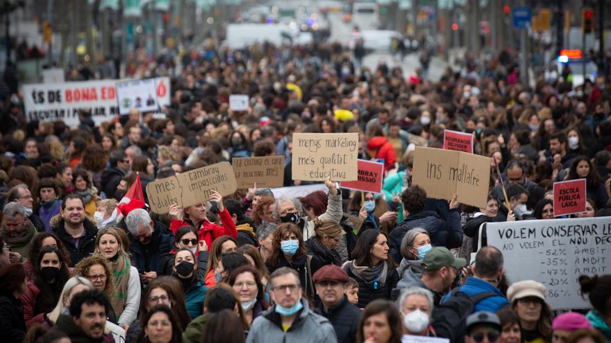 El profesorado llena las calles en Catalunya en la primera jornada de huelga