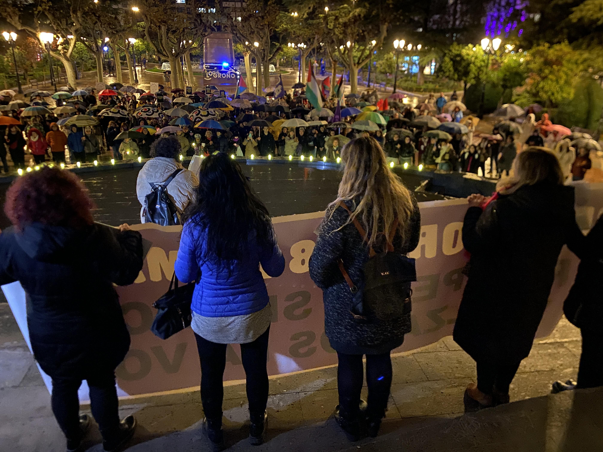 La lluvia no calla el grito feminista contra la violencia de género en Logroño