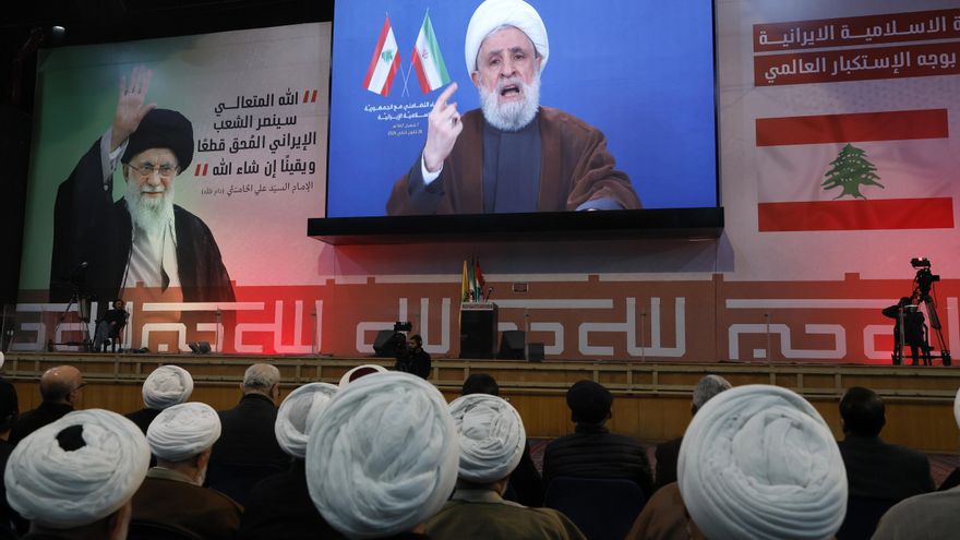 - El Secretario General de Hezbollah, Naim Qassem, pronuncia un discurso televisado durante un mitin de solidaridad con la República Islámica de Irán en el suburbio de Dahieh en Beirut, Líbano, 26 de enero de 2026. Miles de simpatizantes se reunieron para expresar su solidaridad con la República Islámica de Irán y condenar los supuestos 'insultos y sabotajes dirigidos al Líder Supremo, Ayatollah Ali Khamenei. (Líbano, Hizbulá/Hezbolá) EFE/EPA/WAEL HAMZEH